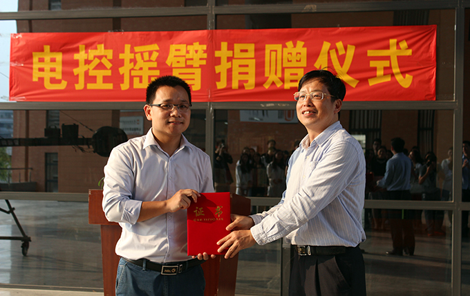 曾桂辉师兄接收荣誉证书