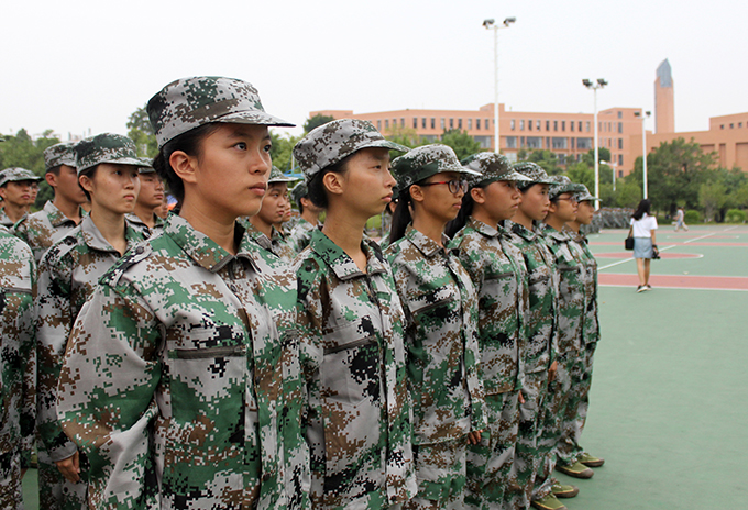 学员们昂首挺胸,目视前方