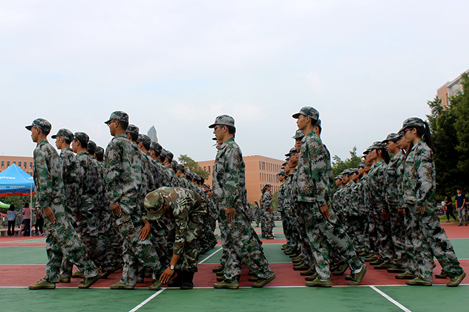 教官矫正学员姿势