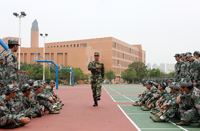 教官亲自示范