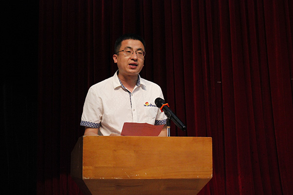 校团委书记陈晓峰发言