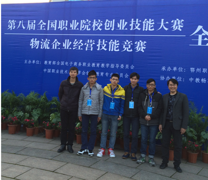 参赛选手与指导教师合影
