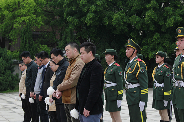 全体师生默哀吊念先烈