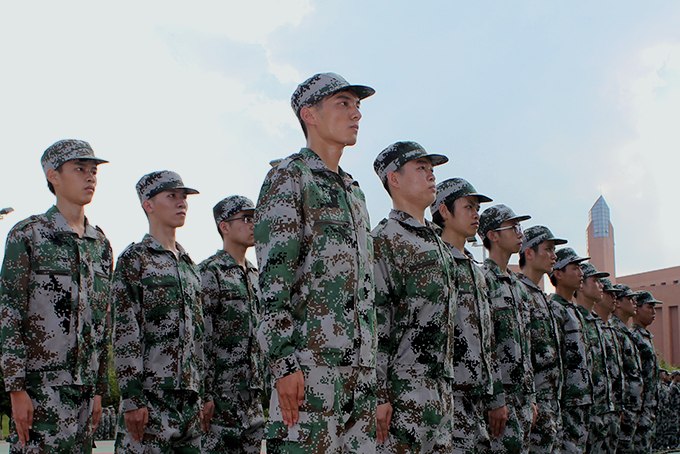 学员们不怕流汗,挺直腰杆!